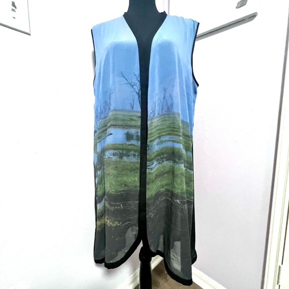 VIDA Blue and Black scenic Sleeveless Cardigan PLUS - Picture 4 of 12